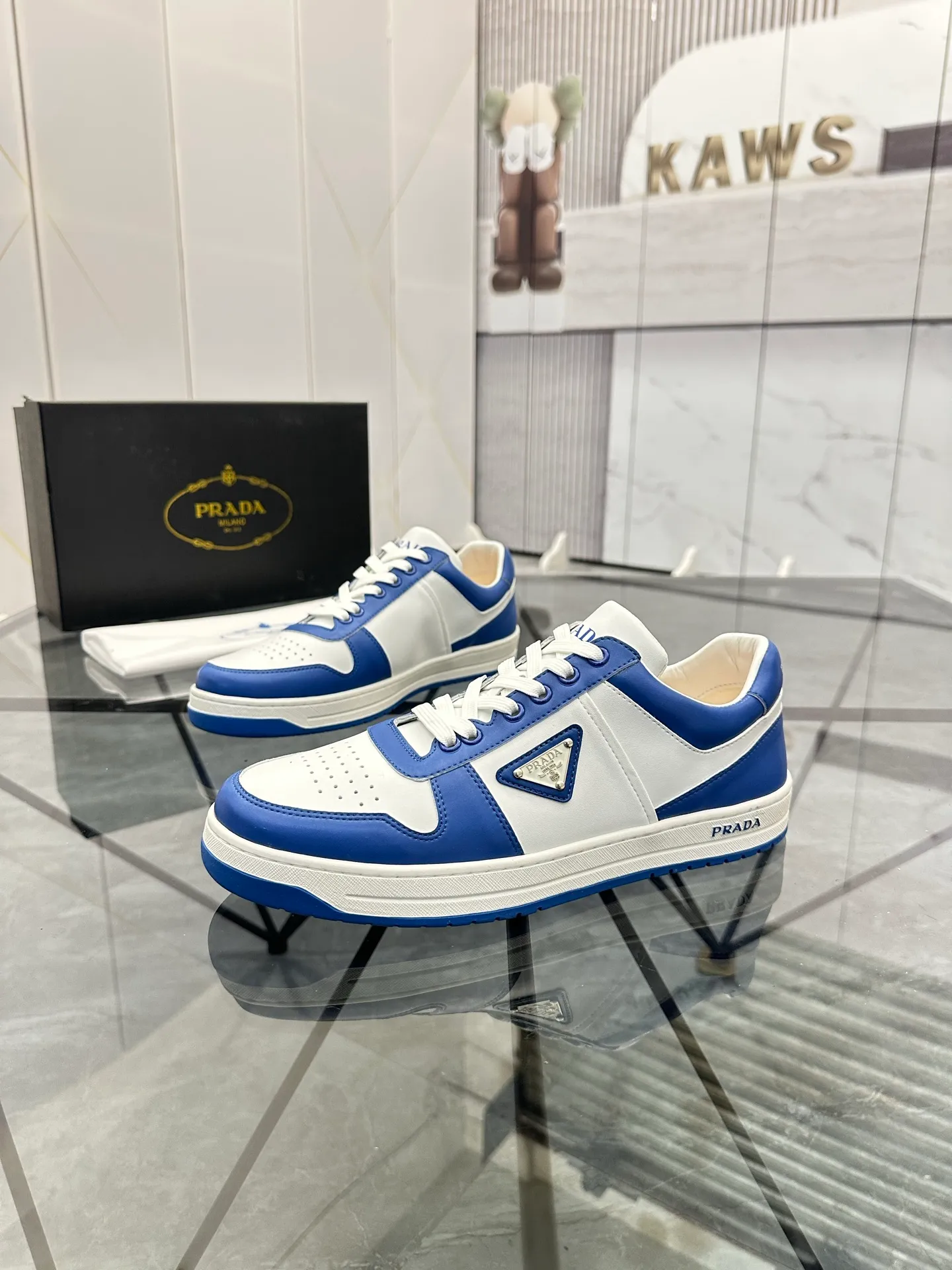 Men's shoes: 💰P400¥ Product trademark: Prada *"Prada*" low-top casual shoes Regular size: 38-44 (can be customized to 45) Product materials: imported cowhide upper, sheepskin lining, original outsole. Number: 020